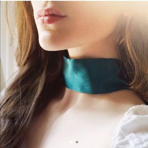 Silk emerald green choker necklace